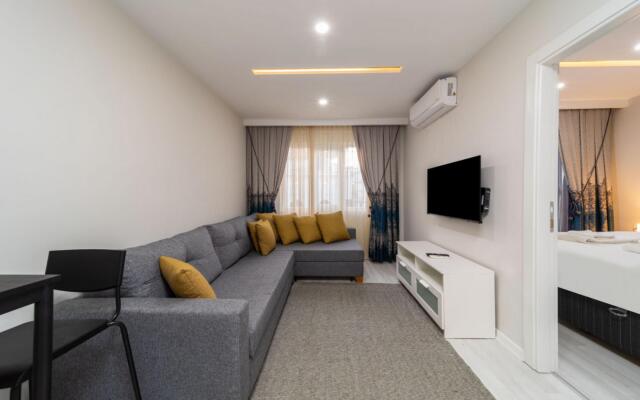 Modern and Central Flat Near Beach in Muratpasa