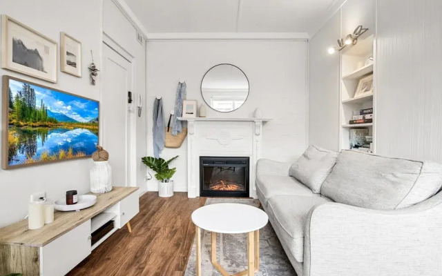 Charming 1-bed With Fireplace by the Beach