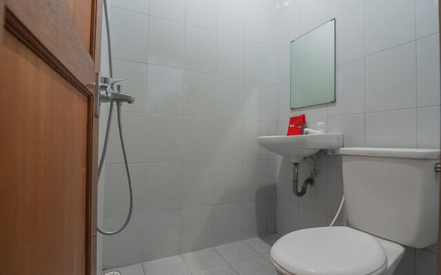 Reddoorz Near Setrasari Mall