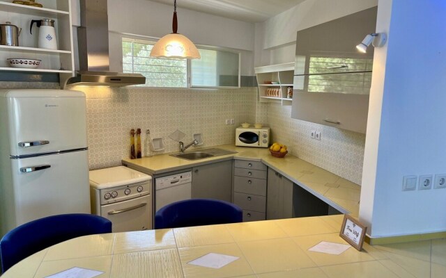 Stunning View Seaside 1-bed Apartment in Saronida