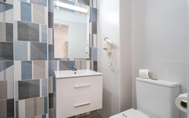 Skyview Hotel by LIVVO