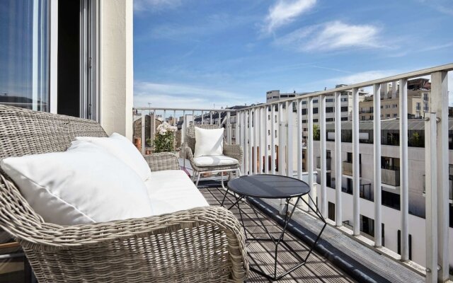 Stunning 2BR Home With Balcony in Batignolles
