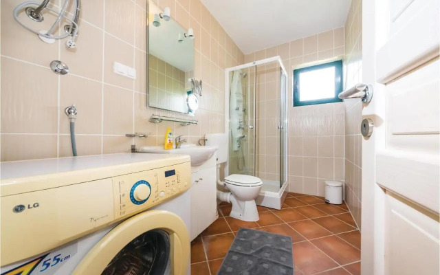 Three-Bedroom Apartment in Privlaka