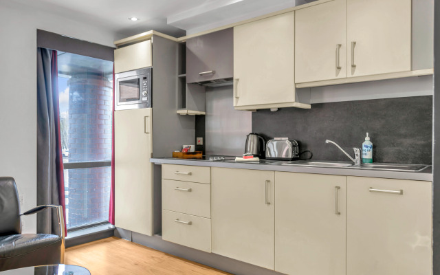 Roomzzz Leeds City West