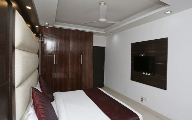 OYO 14389 Diplomat Suites