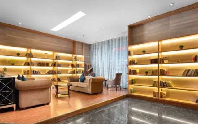 Hilary International Hotel (Zhonghuan City, Exit near Fanhua Avenue Metro Station)