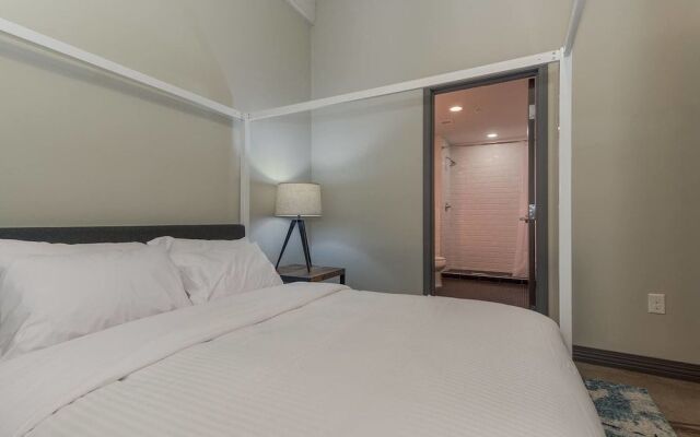 Brand New Stunning Unit Downtown