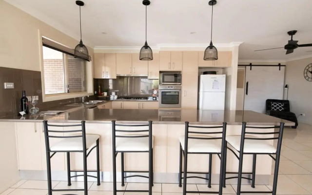 Centennial Cres, Modern, Entertaining Home, Sleeps 8