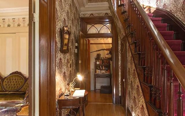 Iron Amethyst Inn Boutique Hotel