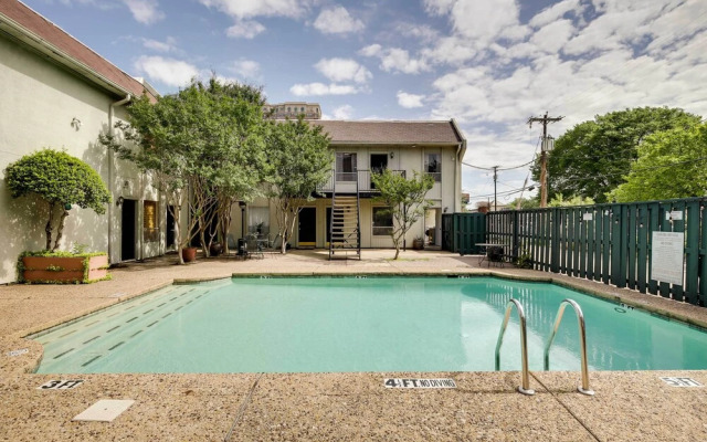 Serene Dallas Condo w/ Pool - Walkable Location!