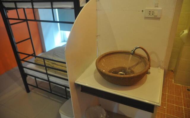 Check Inn Hostel @Phromphong