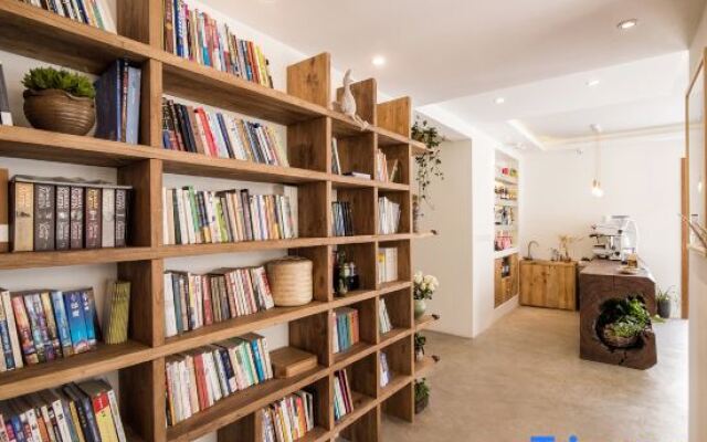 Dali Verdant Whisper·Stone Hill Seaview Inn