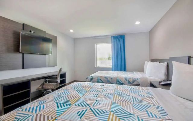 Econo Lodge Inn & Suites