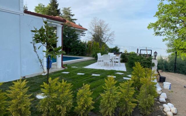 Sapancada Göl Manzarali Özel Havuzlu 3+1 Vi̇lla