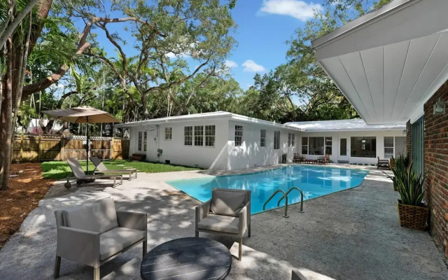 Memory Lane - Family Home With Pool