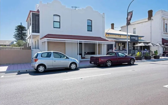 Lovely Beachside Largs Bay