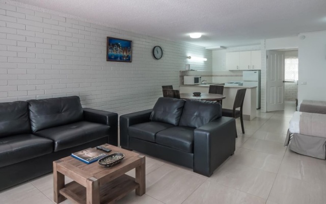 Surfers Paradise- Meters From The Beach – Hotel Rooms – Gold Coast