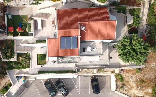 Apartmani D & J