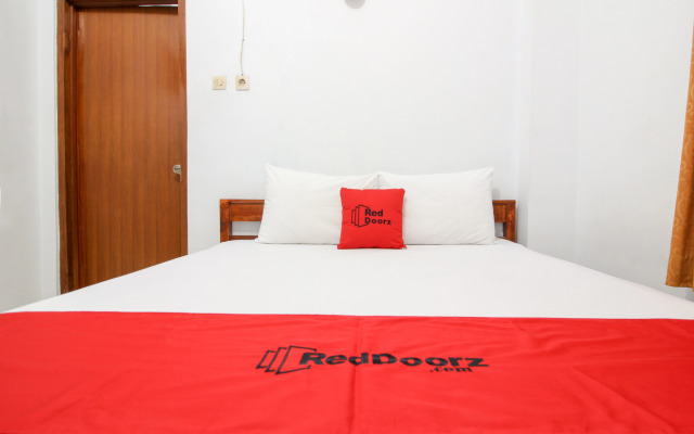 RedDoorz Plus near Alun Alun Selatan