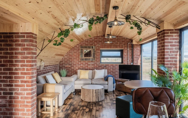 Brick Barn - Luxury Barn by River Avon