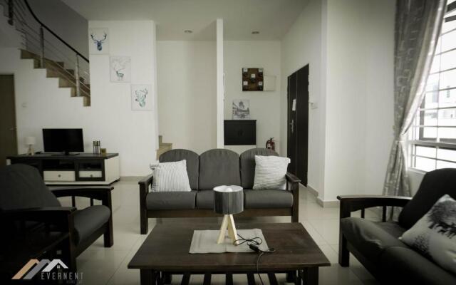 Curtin Waters Homestay by Evernent