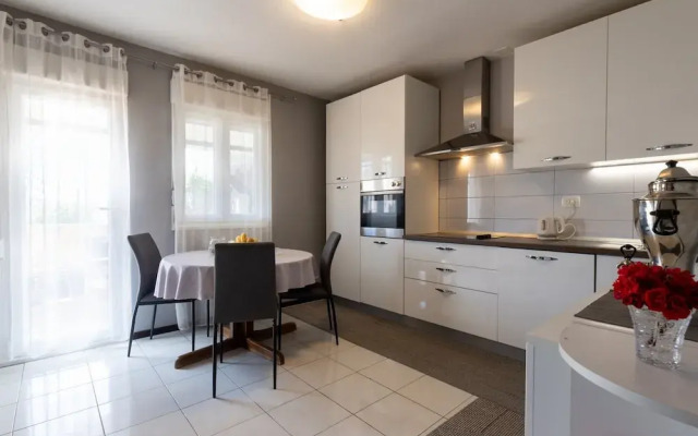 Kasteline Elegant Apartment With Balcony