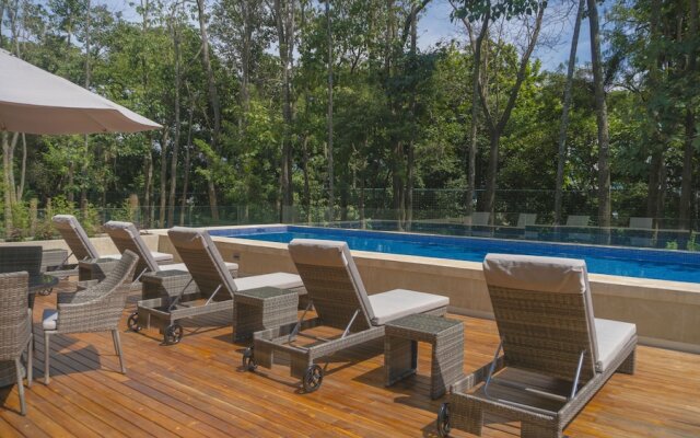 BEE Suites Santa Ana