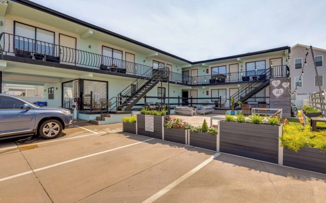 Wildwood Condo: Community Pool, Walk to Beach!