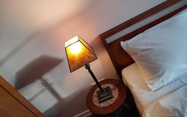 Lake & Library Hotel