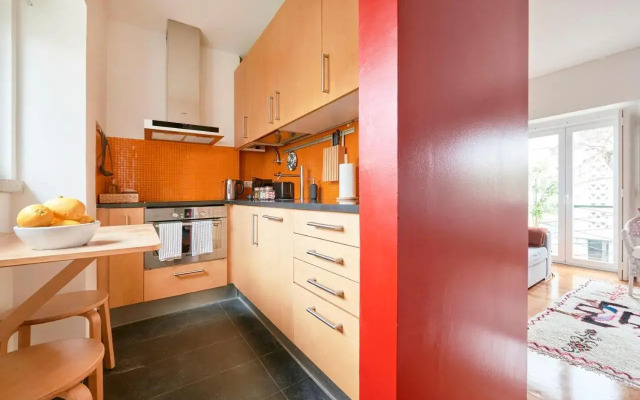 Sunny Renovated Apt With AC, By TimeCooler
