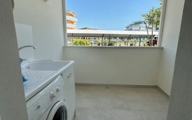 Bright Flat With Shared Pool