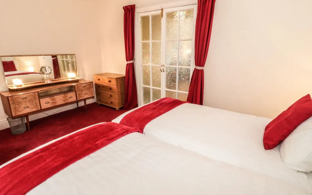 Llys Madoc, Basement Apartment