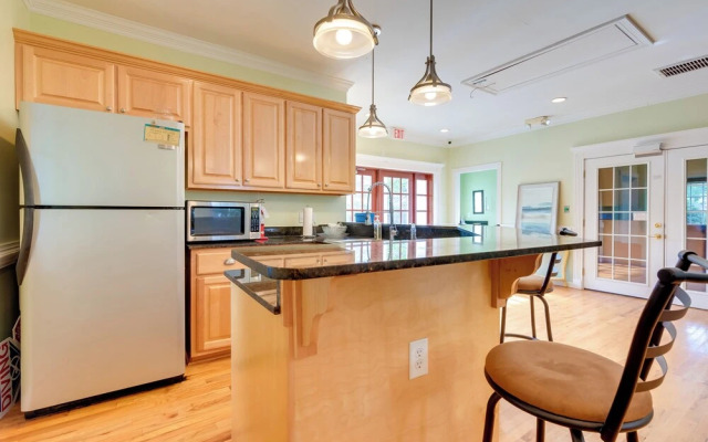 Pet-friendly Mobile Condo ~ 4 Mi to Downtown!