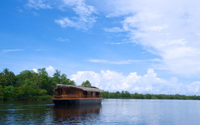 Yathra Houseboat