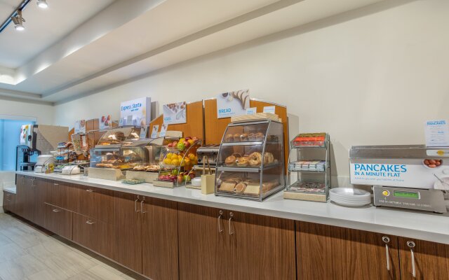 Holiday Inn Express & Suites Phoenix Tempe - University