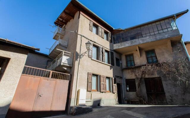 Rez-de-chaussée centre ville d'Embrun 3 étoiles