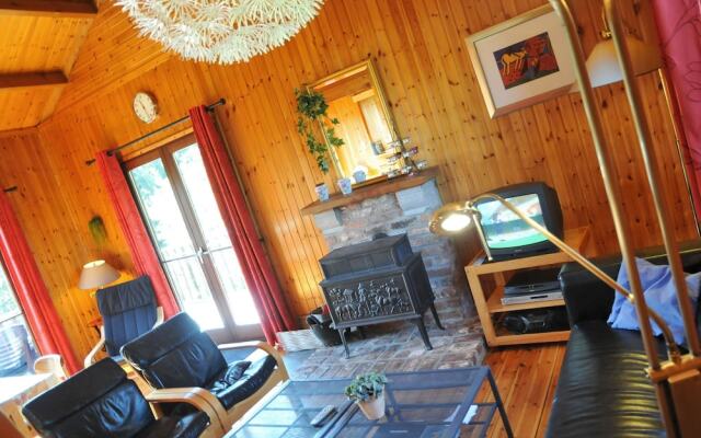 Cosy Chalet With Large Garden and Playground, Located at the Edge of the Forest