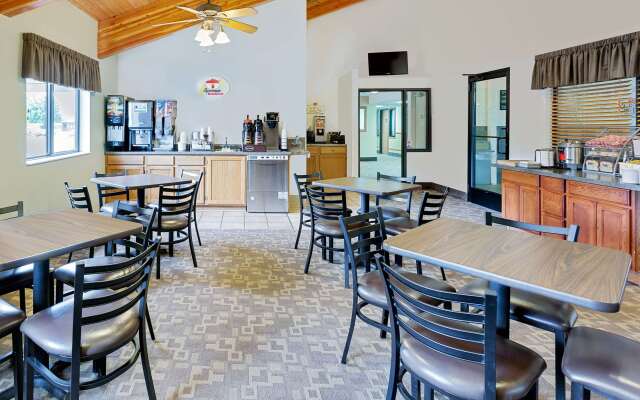 Super 8 by Wyndham St. James