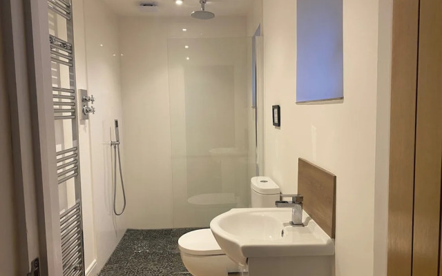 Private Entry Double Bedroom With Beautiful Views!