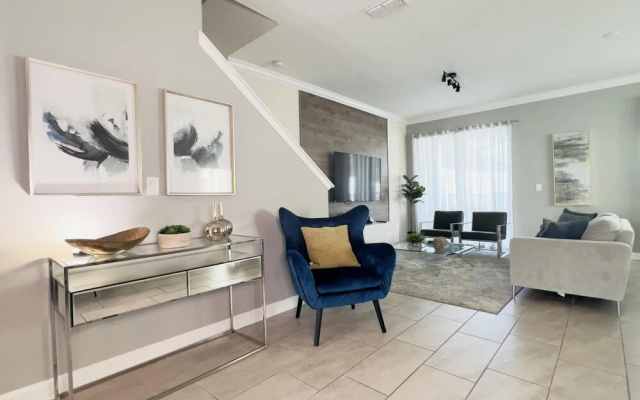 Charming two themed bedrooms townhome near Disney