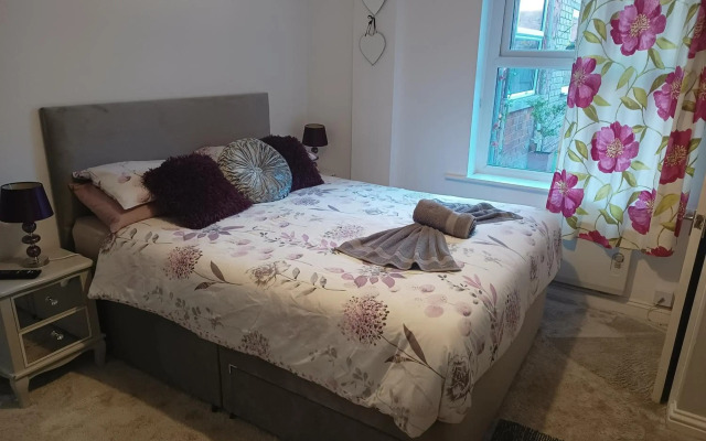 Beach Apartment - Sleeps 4, Garden & Parking