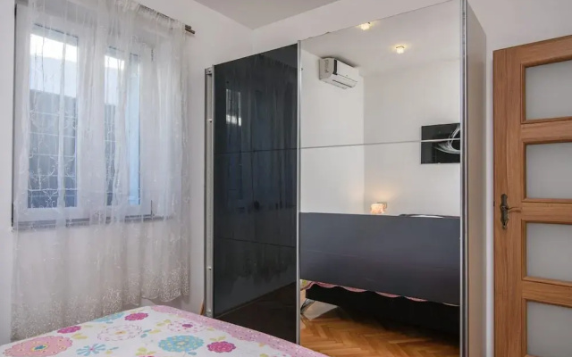 Modern Apartment in Arbanija with Hot Tub
