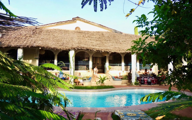 Distant Relatives Ecolodge & Backpackers