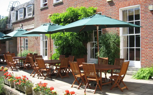 Lysses House Hotel