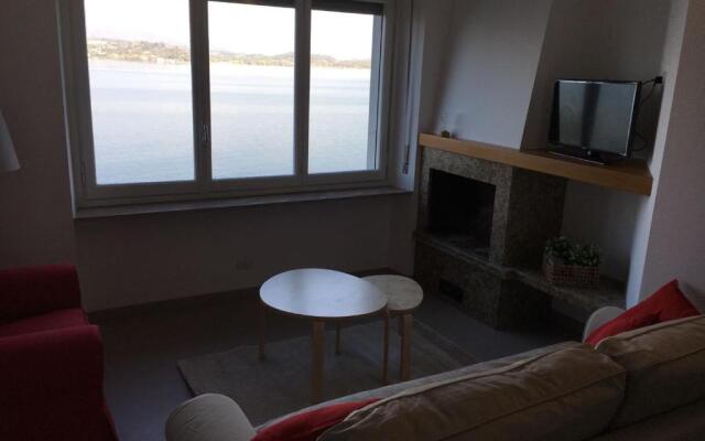 Appartamento GIOIOSA 1 con ampio terrazzo e vista Lago