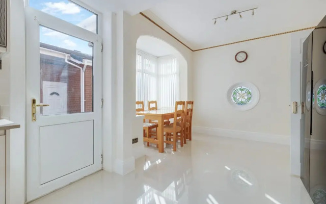 Queens Crest by Sasco Apartments