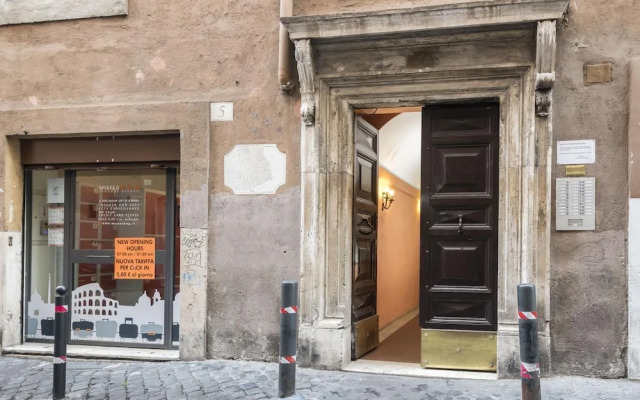 Aurora in Pantheon Apartment