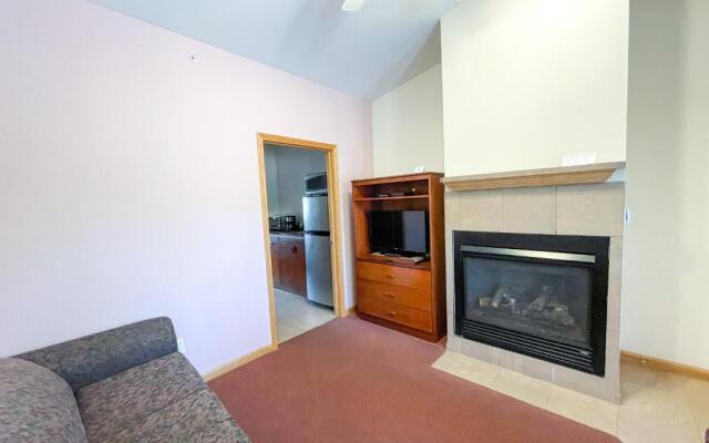 Lake Bluff Inn and Suites