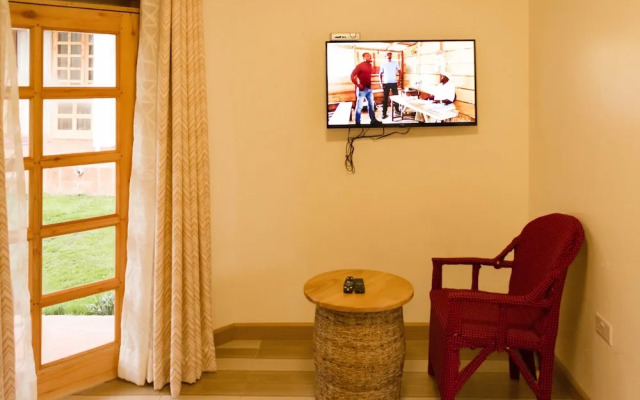 Tooro Fairway Hotel