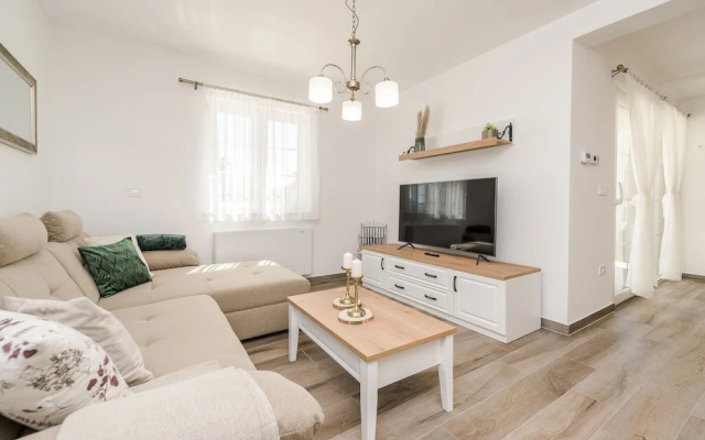 Luxury Villa With Heated Pool 05